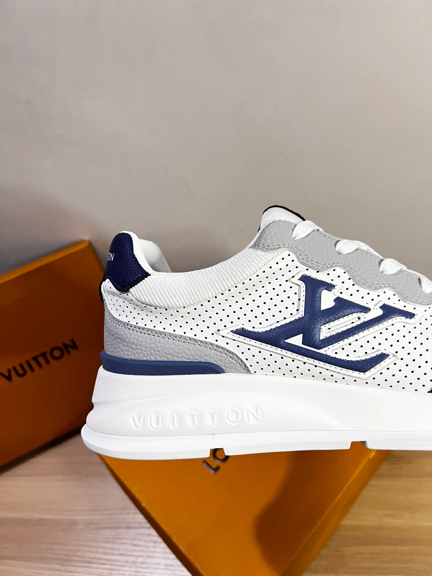 Factory price: 438💰LV men's classic casual sneakers. This sneaker is made of soft cow leather and has a classic logo. The classic logo shapes the elegant upper. The thick yet lightweight rubber outsole is embossed with the Louis Vuitton logo. The padded insole and technical lining once again upgrade the comfort experience. The calfskin lining imported from Italy is high-end and comfortable, and the original outsole is light and wear-resistant! Purely handmade, details determine quality! Size: 38-45, customized 45